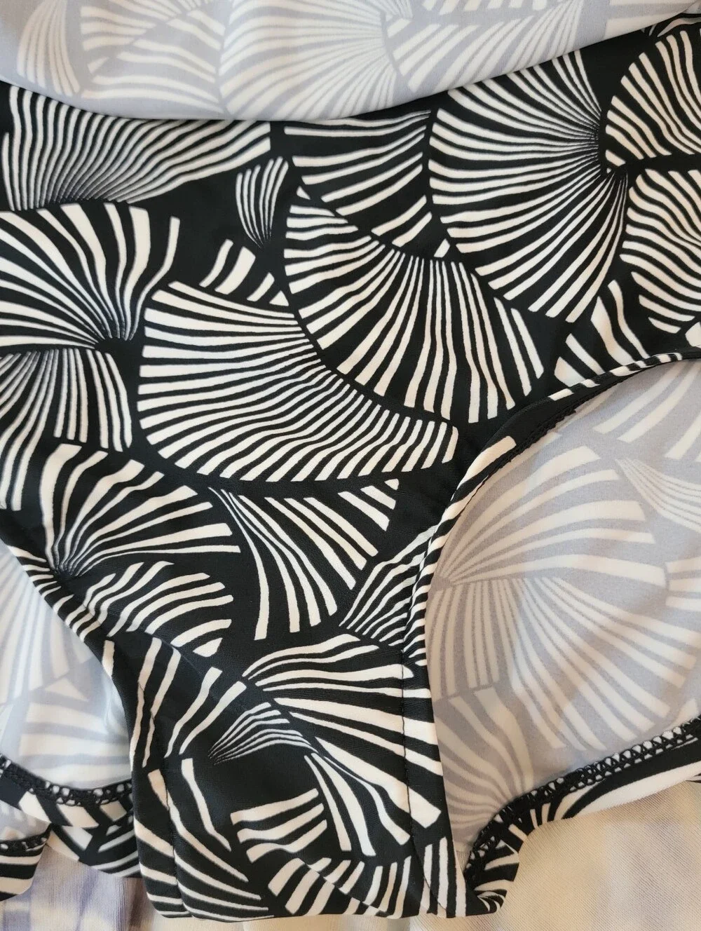Azul By Maxine Of Hollywood Black and White Skirted Swimsuit Sz 18 Beach Vacay - Picture 6 of 10